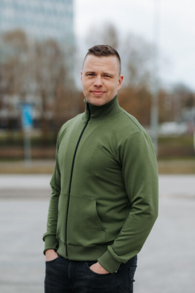 Õhem kõrge krae ja lukuga pusa