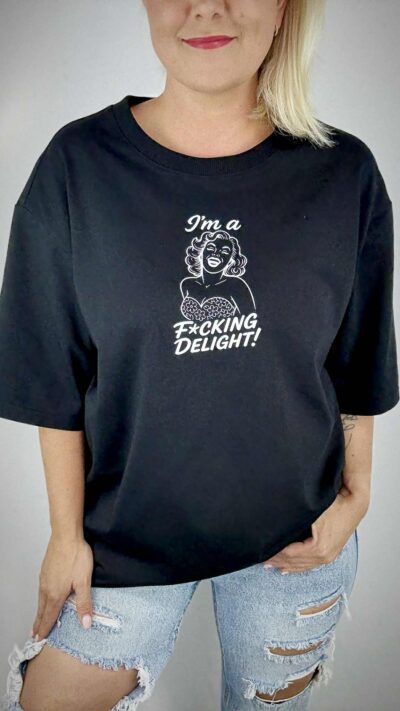 "I'm a f*cking delight" Gella oversized t-särk