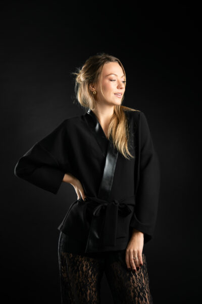 "EMILY" kunstnahast ääristusega kimono