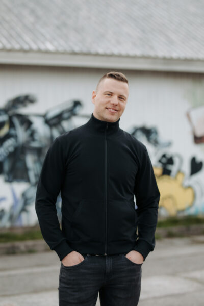 Õhem kõrge krae ja lukuga pusa