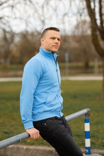 Õhem kõrge krae ja lukuga pusa