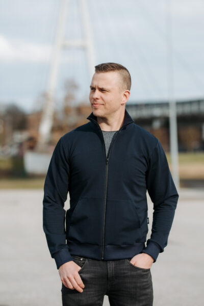 Õhem kõrge krae ja lukuga pusa