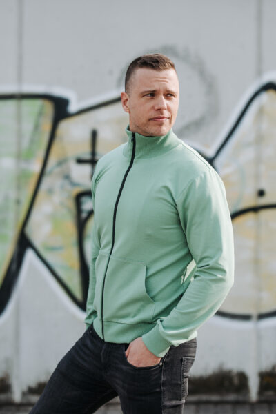 Õhem kõrge krae ja lukuga pusa