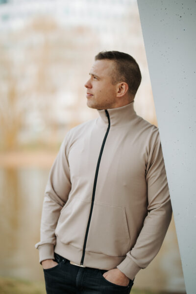 Õhem kõrge krae ja lukuga pusa