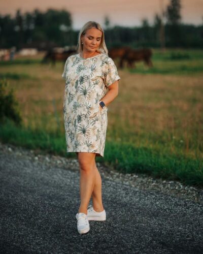 Mustriga t-särk kleit