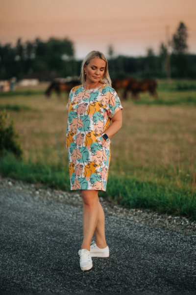 Mustriga t-särk kleit