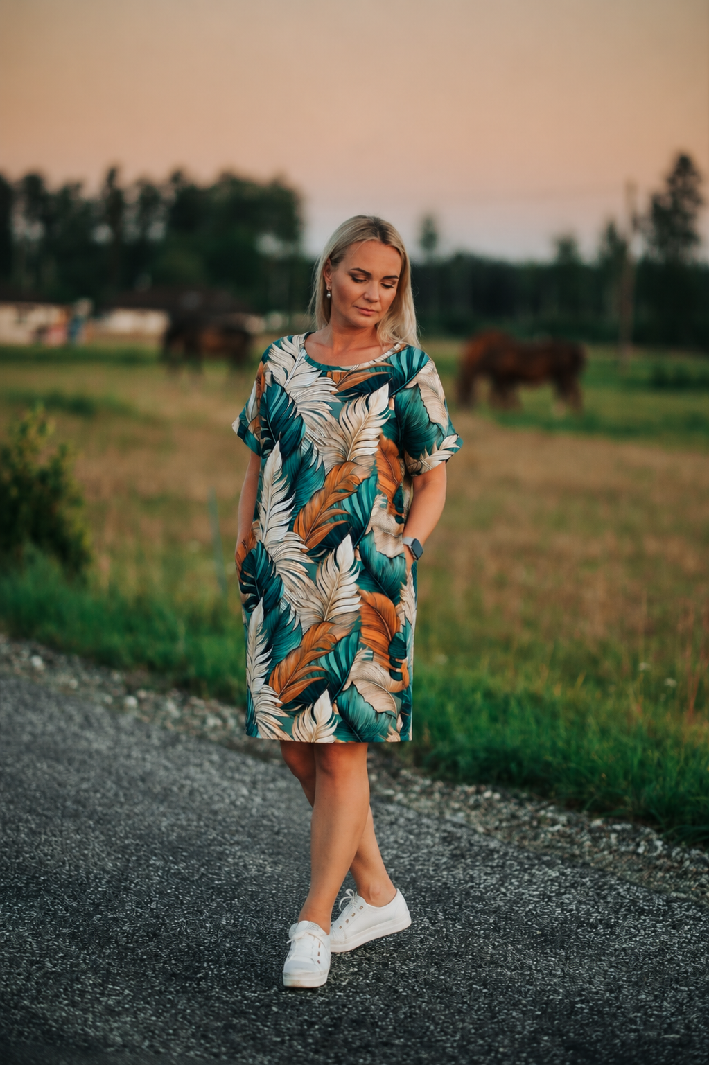 Mustriga t-särk kleit